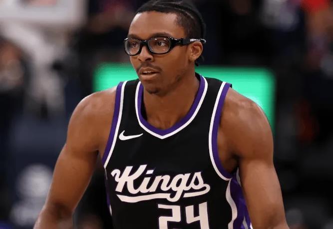 4人缺阵，火箭队被动变阵！24岁“眼镜侠”首进轮换，高效砍5+1+2